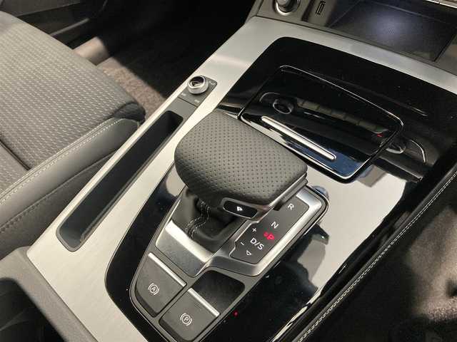 アウディ アウディ Ｑ５ 40TDIクワトロ Sライン 熊本県 2024(令6)年 1.1万km デイトナグレーパールエフェクト ・スマートキー/・プッシュスタート/・ハイビームアシスト/・パーキングエイド/・リアクロストラフィックアシスト/・接近警告/・トラフィックジャムアシスト/・Audiプレセンス/・サイドアシスト/・Audiアクティブレーンアシスト/・疲労運転警告/・クルーズコントロール(追従式)/・ハーフレザーシート/・前席パワーシート/・全席シートヒーター/・ハンドルヒーター/・純正メモリナビ/　【Bluetooth・USB・AppleCarPlay・AndroidAuto】/・フルセグTV/・全方位カメラ/・ETC2.0/・ドライブレコーダー(前後録画)/・パワーバックドア/・LEDヘッドランプ/・純正マット