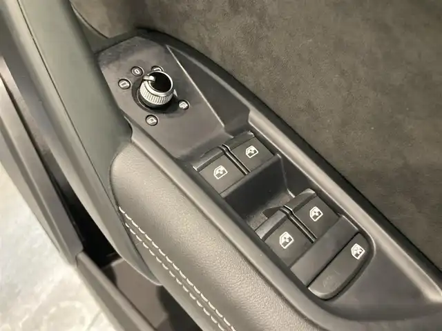 アウディ アウディ Ｑ５ 40TDIクワトロ Sライン 熊本県 2024(令6)年 1.1万km デイトナグレーパールエフェクト ・スマートキー/・プッシュスタート/・ハイビームアシスト/・パーキングエイド/・リアクロストラフィックアシスト/・接近警告/・トラフィックジャムアシスト/・Audiプレセンス/・サイドアシスト/・Audiアクティブレーンアシスト/・疲労運転警告/・クルーズコントロール(追従式)/・ハーフレザーシート/・前席パワーシート/・全席シートヒーター/・ハンドルヒーター/・純正メモリナビ/　【Bluetooth・USB・AppleCarPlay・AndroidAuto】/・フルセグTV/・全方位カメラ/・ETC2.0/・ドライブレコーダー(前後録画)/・パワーバックドア/・LEDヘッドランプ/・純正マット