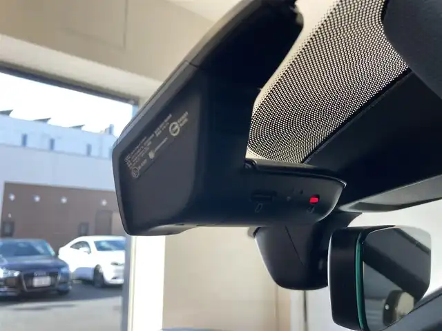 アウディ アウディ Ｑ５ 40TDIクワトロ Sライン 熊本県 2024(令6)年 1.1万km デイトナグレーパールエフェクト ・スマートキー/・プッシュスタート/・ハイビームアシスト/・パーキングエイド/・リアクロストラフィックアシスト/・接近警告/・トラフィックジャムアシスト/・Audiプレセンス/・サイドアシスト/・Audiアクティブレーンアシスト/・疲労運転警告/・クルーズコントロール(追従式)/・ハーフレザーシート/・前席パワーシート/・全席シートヒーター/・ハンドルヒーター/・純正メモリナビ/　【Bluetooth・USB・AppleCarPlay・AndroidAuto】/・フルセグTV/・全方位カメラ/・ETC2.0/・ドライブレコーダー(前後録画)/・パワーバックドア/・LEDヘッドランプ/・純正マット