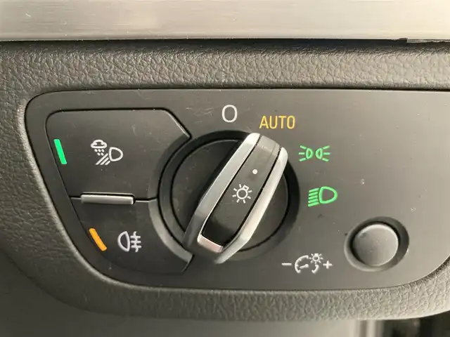 アウディ アウディ Ｑ５ 40TDIクワトロ Sライン 熊本県 2024(令6)年 1.1万km デイトナグレーパールエフェクト ・スマートキー/・プッシュスタート/・ハイビームアシスト/・パーキングエイド/・リアクロストラフィックアシスト/・接近警告/・トラフィックジャムアシスト/・Audiプレセンス/・サイドアシスト/・Audiアクティブレーンアシスト/・疲労運転警告/・クルーズコントロール(追従式)/・ハーフレザーシート/・前席パワーシート/・全席シートヒーター/・ハンドルヒーター/・純正メモリナビ/　【Bluetooth・USB・AppleCarPlay・AndroidAuto】/・フルセグTV/・全方位カメラ/・ETC2.0/・ドライブレコーダー(前後録画)/・パワーバックドア/・LEDヘッドランプ/・純正マット