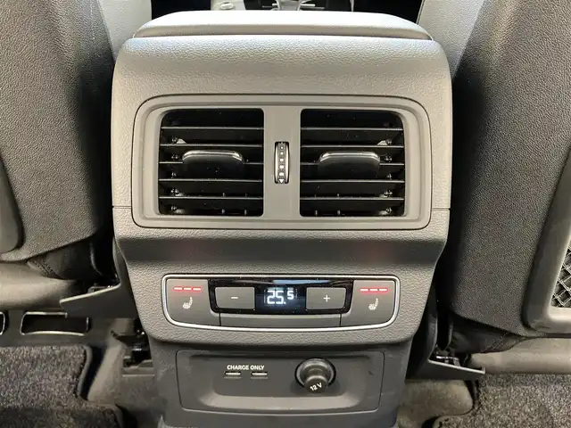 アウディ アウディ Ｑ５ 40TDIクワトロ Sライン 熊本県 2024(令6)年 1.1万km デイトナグレーパールエフェクト ・スマートキー/・プッシュスタート/・ハイビームアシスト/・パーキングエイド/・リアクロストラフィックアシスト/・接近警告/・トラフィックジャムアシスト/・Audiプレセンス/・サイドアシスト/・Audiアクティブレーンアシスト/・疲労運転警告/・クルーズコントロール(追従式)/・ハーフレザーシート/・前席パワーシート/・全席シートヒーター/・ハンドルヒーター/・純正メモリナビ/　【Bluetooth・USB・AppleCarPlay・AndroidAuto】/・フルセグTV/・全方位カメラ/・ETC2.0/・ドライブレコーダー(前後録画)/・パワーバックドア/・LEDヘッドランプ/・純正マット