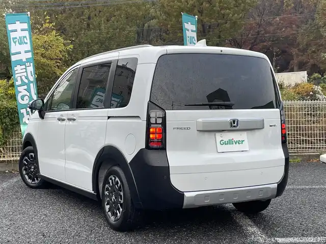 ホンダ フリード ハイブリット e:HEV クロスター 埼玉県 2025(令7)年 0.1千km プラチナホワイトパール 登録済未使用車/純正９型ナビTV/バックカメラ/シートヒーター/両側パワースライドドア/クリアランスソナー/LEDヘッドライト/専用純正アルミホイール/レーダークルーズコントロール/衝突軽減ブレーキ/BSM/走行２６キロ/プッシュスタート/スマートキー/保証書付整備手帳/取扱説明書
