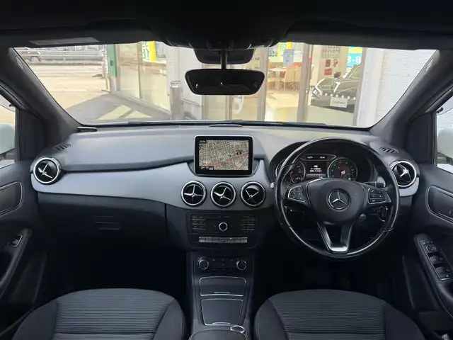 メルセデス・ベンツ Ｂ１８０ 愛知県 2015(平27)年 7.9万km カルサイトホワイト /正規ディーラー車//禁煙車//レーダーセーフティパッケージ//PRE-SAFE//ディストロニックプラス//レーンキーピングアシスト//ブラインドスポットアシスト//ベーシックパッケージ//アダクティブハイビームアシスト//パークトロニック//シートヒーター//メーカーナビ//フルセグ/CD/DVD/Bluetooth/SD/USB//バックカメラ//ETC//LEDオートライト//リアフォグランプ//アンビエントライト//純正16インチアルミホイール//パドルシフト//ダイレクトセレクト//アイドリングストップ//プッシュスタート//スペアスマートキー//革巻きステアリング//ステアリングスイッチ//オートリトラクタブルウィンカーミラー//トノカバー//純正フロアマット//純正ドアバイザー//保証書//取扱説明書//点検整備記録簿H27.28.29.30.R2.4.6