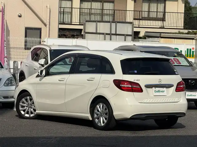 メルセデス・ベンツ Ｂ１８０ 愛知県 2015(平27)年 7.9万km カルサイトホワイト /正規ディーラー車//禁煙車//レーダーセーフティパッケージ//PRE-SAFE//ディストロニックプラス//レーンキーピングアシスト//ブラインドスポットアシスト//ベーシックパッケージ//アダクティブハイビームアシスト//パークトロニック//シートヒーター//メーカーナビ//フルセグ/CD/DVD/Bluetooth/SD/USB//バックカメラ//ETC//LEDオートライト//リアフォグランプ//アンビエントライト//純正16インチアルミホイール//パドルシフト//ダイレクトセレクト//アイドリングストップ//プッシュスタート//スペアスマートキー//革巻きステアリング//ステアリングスイッチ//オートリトラクタブルウィンカーミラー//トノカバー//純正フロアマット//純正ドアバイザー//保証書//取扱説明書//点検整備記録簿H27.28.29.30.R2.4.6