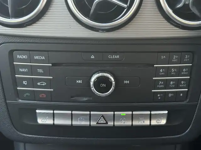 メルセデス・ベンツ Ｂ１８０ 愛知県 2015(平27)年 7.9万km カルサイトホワイト /正規ディーラー車//禁煙車//レーダーセーフティパッケージ//PRE-SAFE//ディストロニックプラス//レーンキーピングアシスト//ブラインドスポットアシスト//ベーシックパッケージ//アダクティブハイビームアシスト//パークトロニック//シートヒーター//メーカーナビ//フルセグ/CD/DVD/Bluetooth/SD/USB//バックカメラ//ETC//LEDオートライト//リアフォグランプ//アンビエントライト//純正16インチアルミホイール//パドルシフト//ダイレクトセレクト//アイドリングストップ//プッシュスタート//スペアスマートキー//革巻きステアリング//ステアリングスイッチ//オートリトラクタブルウィンカーミラー//トノカバー//純正フロアマット//純正ドアバイザー//保証書//取扱説明書//点検整備記録簿H27.28.29.30.R2.4.6