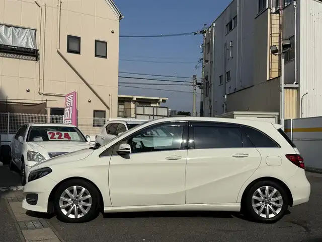 メルセデス・ベンツ Ｂ１８０ 愛知県 2015(平27)年 7.9万km カルサイトホワイト /正規ディーラー車//禁煙車//レーダーセーフティパッケージ//PRE-SAFE//ディストロニックプラス//レーンキーピングアシスト//ブラインドスポットアシスト//ベーシックパッケージ//アダクティブハイビームアシスト//パークトロニック//シートヒーター//メーカーナビ//フルセグ/CD/DVD/Bluetooth/SD/USB//バックカメラ//ETC//LEDオートライト//リアフォグランプ//アンビエントライト//純正16インチアルミホイール//パドルシフト//ダイレクトセレクト//アイドリングストップ//プッシュスタート//スペアスマートキー//革巻きステアリング//ステアリングスイッチ//オートリトラクタブルウィンカーミラー//トノカバー//純正フロアマット//純正ドアバイザー//保証書//取扱説明書//点検整備記録簿H27.28.29.30.R2.4.6
