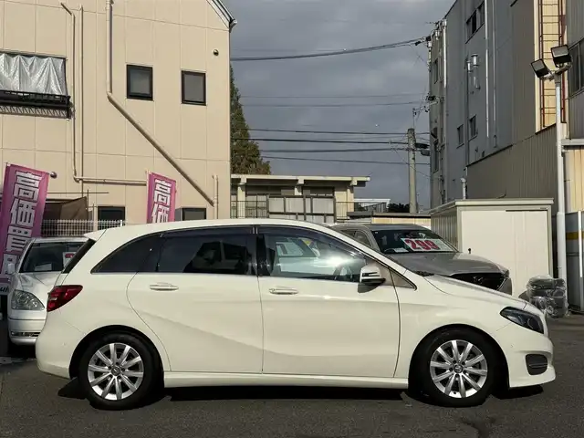メルセデス・ベンツ Ｂ１８０ 愛知県 2015(平27)年 7.9万km カルサイトホワイト /正規ディーラー車//禁煙車//レーダーセーフティパッケージ//PRE-SAFE//ディストロニックプラス//レーンキーピングアシスト//ブラインドスポットアシスト//ベーシックパッケージ//アダクティブハイビームアシスト//パークトロニック//シートヒーター//メーカーナビ//フルセグ/CD/DVD/Bluetooth/SD/USB//バックカメラ//ETC//LEDオートライト//リアフォグランプ//アンビエントライト//純正16インチアルミホイール//パドルシフト//ダイレクトセレクト//アイドリングストップ//プッシュスタート//スペアスマートキー//革巻きステアリング//ステアリングスイッチ//オートリトラクタブルウィンカーミラー//トノカバー//純正フロアマット//純正ドアバイザー//保証書//取扱説明書//点検整備記録簿H27.28.29.30.R2.4.6