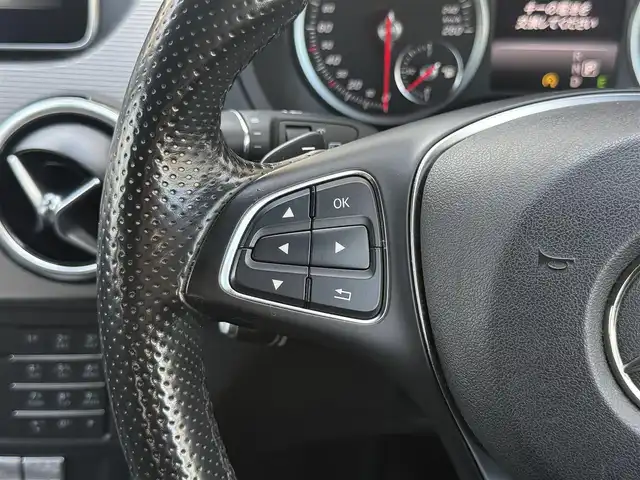 メルセデス・ベンツ Ｂ１８０ 愛知県 2015(平27)年 7.9万km カルサイトホワイト /正規ディーラー車//禁煙車//レーダーセーフティパッケージ//PRE-SAFE//ディストロニックプラス//レーンキーピングアシスト//ブラインドスポットアシスト//ベーシックパッケージ//アダクティブハイビームアシスト//パークトロニック//シートヒーター//メーカーナビ//フルセグ/CD/DVD/Bluetooth/SD/USB//バックカメラ//ETC//LEDオートライト//リアフォグランプ//アンビエントライト//純正16インチアルミホイール//パドルシフト//ダイレクトセレクト//アイドリングストップ//プッシュスタート//スペアスマートキー//革巻きステアリング//ステアリングスイッチ//オートリトラクタブルウィンカーミラー//トノカバー//純正フロアマット//純正ドアバイザー//保証書//取扱説明書//点検整備記録簿H27.28.29.30.R2.4.6