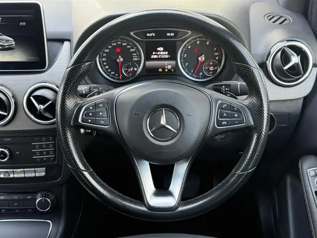メルセデス・ベンツ Ｂ１８０ 愛知県 2015(平27)年 7.9万km カルサイトホワイト /正規ディーラー車//禁煙車//レーダーセーフティパッケージ//PRE-SAFE//ディストロニックプラス//レーンキーピングアシスト//ブラインドスポットアシスト//ベーシックパッケージ//アダクティブハイビームアシスト//パークトロニック//シートヒーター//メーカーナビ//フルセグ/CD/DVD/Bluetooth/SD/USB//バックカメラ//ETC//LEDオートライト//リアフォグランプ//アンビエントライト//純正16インチアルミホイール//パドルシフト//ダイレクトセレクト//アイドリングストップ//プッシュスタート//スペアスマートキー//革巻きステアリング//ステアリングスイッチ//オートリトラクタブルウィンカーミラー//トノカバー//純正フロアマット//純正ドアバイザー//保証書//取扱説明書//点検整備記録簿H27.28.29.30.R2.4.6
