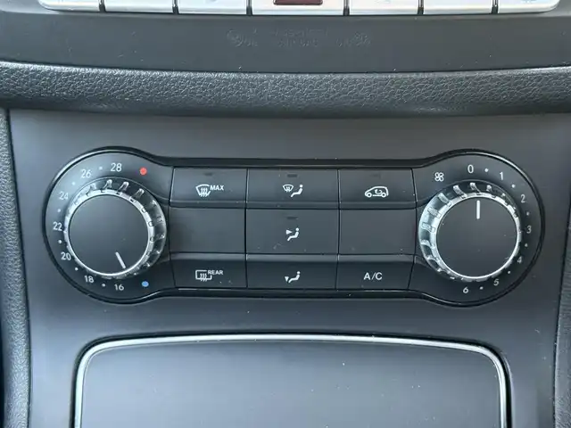 メルセデス・ベンツ Ｂ１８０ 愛知県 2015(平27)年 7.9万km カルサイトホワイト /正規ディーラー車//禁煙車//レーダーセーフティパッケージ//PRE-SAFE//ディストロニックプラス//レーンキーピングアシスト//ブラインドスポットアシスト//ベーシックパッケージ//アダクティブハイビームアシスト//パークトロニック//シートヒーター//メーカーナビ//フルセグ/CD/DVD/Bluetooth/SD/USB//バックカメラ//ETC//LEDオートライト//リアフォグランプ//アンビエントライト//純正16インチアルミホイール//パドルシフト//ダイレクトセレクト//アイドリングストップ//プッシュスタート//スペアスマートキー//革巻きステアリング//ステアリングスイッチ//オートリトラクタブルウィンカーミラー//トノカバー//純正フロアマット//純正ドアバイザー//保証書//取扱説明書//点検整備記録簿H27.28.29.30.R2.4.6