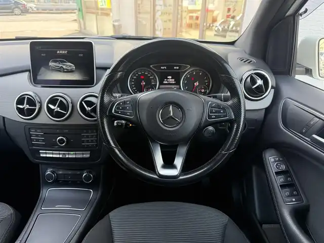 メルセデス・ベンツ Ｂ１８０ 愛知県 2015(平27)年 7.9万km カルサイトホワイト /正規ディーラー車//禁煙車//レーダーセーフティパッケージ//PRE-SAFE//ディストロニックプラス//レーンキーピングアシスト//ブラインドスポットアシスト//ベーシックパッケージ//アダクティブハイビームアシスト//パークトロニック//シートヒーター//メーカーナビ//フルセグ/CD/DVD/Bluetooth/SD/USB//バックカメラ//ETC//LEDオートライト//リアフォグランプ//アンビエントライト//純正16インチアルミホイール//パドルシフト//ダイレクトセレクト//アイドリングストップ//プッシュスタート//スペアスマートキー//革巻きステアリング//ステアリングスイッチ//オートリトラクタブルウィンカーミラー//トノカバー//純正フロアマット//純正ドアバイザー//保証書//取扱説明書//点検整備記録簿H27.28.29.30.R2.4.6
