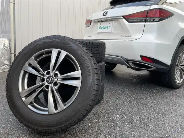 レクサス ＲＸ 300 バージョンL 滋賀県 2020(令2)年 9.8万km ソニッククォーツ ワンオーナー/純正メーカーナビ/　【AM・FM/CD/BT/SD/USB/AUX/フルセグTV】/サンルーフ/全方位モニター/パワーバックドア/ステアリングヒーター/ブラインドスポットモニター/コーナーセンサー/茶革シート/シートヒーター/シートベンチレーション/メモリーシート/パワーシート/プリクラッシュセーフティ/レーントレーシングアシスト/オートマチックハイビーム/レーダークルーズコントロール/ビルトインETC2.0/ドライブレコーダー/ウッド調革巻きステアリング/ステアリングスイッチ/パドルシフト/アイドリングストップ/電動サイドブレーキ/オートホールド/横滑り防止システム/純正フロアマット/電格ウインカーミラー/プッシュスタート