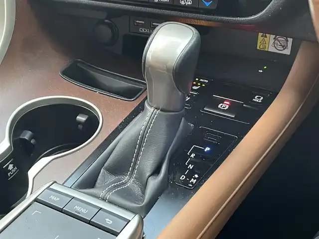 レクサス ＲＸ 300 バージョンL 滋賀県 2020(令2)年 9.8万km ソニッククォーツ ワンオーナー/純正メーカーナビ/　【AM・FM/CD/BT/SD/USB/AUX/フルセグTV】/サンルーフ/全方位モニター/パワーバックドア/ステアリングヒーター/ブラインドスポットモニター/コーナーセンサー/茶革シート/シートヒーター/シートベンチレーション/メモリーシート/パワーシート/プリクラッシュセーフティ/レーントレーシングアシスト/オートマチックハイビーム/レーダークルーズコントロール/ビルトインETC2.0/ドライブレコーダー/ウッド調革巻きステアリング/ステアリングスイッチ/パドルシフト/アイドリングストップ/電動サイドブレーキ/オートホールド/横滑り防止システム/純正フロアマット/電格ウインカーミラー/プッシュスタート