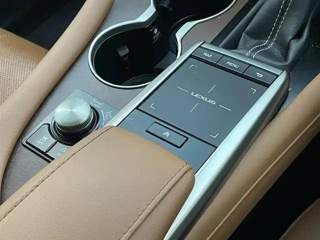 レクサス ＲＸ 300 バージョンL 滋賀県 2020(令2)年 9.8万km ソニッククォーツ ワンオーナー/純正メーカーナビ/　【AM・FM/CD/BT/SD/USB/AUX/フルセグTV】/サンルーフ/全方位モニター/パワーバックドア/ステアリングヒーター/ブラインドスポットモニター/コーナーセンサー/茶革シート/シートヒーター/シートベンチレーション/メモリーシート/パワーシート/プリクラッシュセーフティ/レーントレーシングアシスト/オートマチックハイビーム/レーダークルーズコントロール/ビルトインETC2.0/ドライブレコーダー/ウッド調革巻きステアリング/ステアリングスイッチ/パドルシフト/アイドリングストップ/電動サイドブレーキ/オートホールド/横滑り防止システム/純正フロアマット/電格ウインカーミラー/プッシュスタート