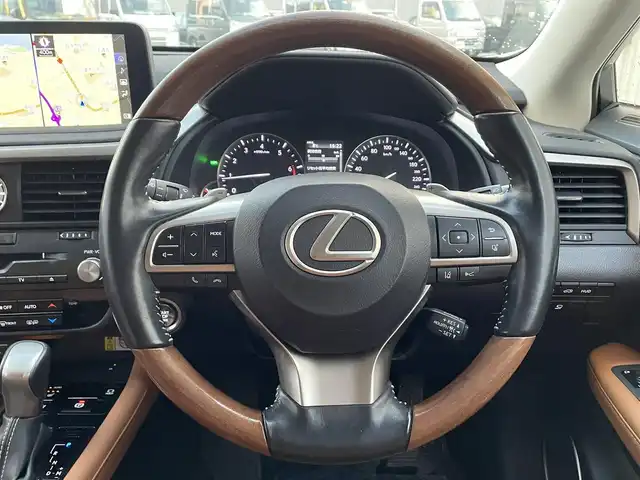 レクサス ＲＸ 300 バージョンL 滋賀県 2020(令2)年 9.8万km ソニッククォーツ ワンオーナー/純正メーカーナビ/　【AM・FM/CD/BT/SD/USB/AUX/フルセグTV】/サンルーフ/全方位モニター/パワーバックドア/ステアリングヒーター/ブラインドスポットモニター/コーナーセンサー/茶革シート/シートヒーター/シートベンチレーション/メモリーシート/パワーシート/プリクラッシュセーフティ/レーントレーシングアシスト/オートマチックハイビーム/レーダークルーズコントロール/ビルトインETC2.0/ドライブレコーダー/ウッド調革巻きステアリング/ステアリングスイッチ/パドルシフト/アイドリングストップ/電動サイドブレーキ/オートホールド/横滑り防止システム/純正フロアマット/電格ウインカーミラー/プッシュスタート