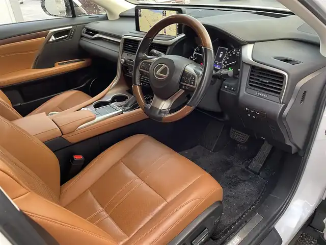 レクサス ＲＸ 300 バージョンL 滋賀県 2020(令2)年 9.8万km ソニッククォーツ ワンオーナー/純正メーカーナビ/　【AM・FM/CD/BT/SD/USB/AUX/フルセグTV】/サンルーフ/全方位モニター/パワーバックドア/ステアリングヒーター/ブラインドスポットモニター/コーナーセンサー/茶革シート/シートヒーター/シートベンチレーション/メモリーシート/パワーシート/プリクラッシュセーフティ/レーントレーシングアシスト/オートマチックハイビーム/レーダークルーズコントロール/ビルトインETC2.0/ドライブレコーダー/ウッド調革巻きステアリング/ステアリングスイッチ/パドルシフト/アイドリングストップ/電動サイドブレーキ/オートホールド/横滑り防止システム/純正フロアマット/電格ウインカーミラー/プッシュスタート