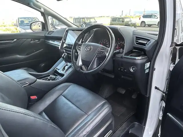 トヨタ アルファード S Cパッケージ 佐賀県 2019(平31)年 6.9万km ホワイトパールクリスタルシャイン ワンオーナー/ツインムーンルーフ/モデリスタエアロ/社外10インチメモリーナビゲーション/・フルセグTV/CD/DVD/SD/USB/Bluetooth/社外11.6インチフリップダウンモニター/バックカメラ/前方ドライブレコーダー/ビルトインETC/デジタルインナーミラー/パワーバックドア/電子パーキングブレーキ/・AUTO HOLD機能/レザーシート(合皮)/DN席＋2列目パワーシート(D席メモリー機能付)/DN席シートヒーター/シートベンチレーション/N席＋2列目電動オットマン/ISOFIX対応/木目調革巻きステアリング/ステアリングヒーター/ステアリングリモコン/純正18インチアルミホイール/純正三眼LEDヘッドライト/・オートマチックハイビーム/純正LEDフォグランプ/純正ドアバイザ―/新車保証書/取扱説明書/スペアキー１本/トヨタセーフティセンス/・レーダークルーズコントロール/・レーントレーシングアシスト/・プリクラッシュセーフティ/・ブラインドスポットモニター/・クリアランスソナー/・パーキングサポートブレーキ/・ロードサインアシスト