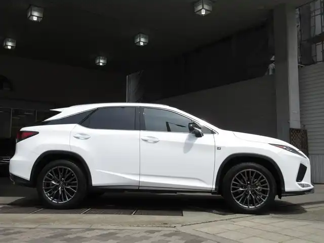 レクサス ＲＸ 300 Fスポーツ 大阪府 2021(令3)年 1.2万km パール 純正１２.３インチワイドディスプレイナビ、/フルセグＴＶ、Ｂｌｕｅｔｏｏｔｈ/パノラミックビューモニター/ヘッドアップディスプレイ/レクサスセーフティ+/パノラマルーフ/革シート/ＥＴＣ/パドルシフト/スマートキー２個/前席パワーシート/前席シートヒーター/後席シートヒーター/前席ベンチレーション/オートパーキングブレーキ/三眼フルＬＥＤヘッドランプ/前後カメラドライブレコーダー/純正２０インチアルミホイール/前後ＵＳＢアクセサリーソケット