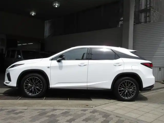レクサス ＲＸ 300 Fスポーツ 大阪府 2021(令3)年 1.2万km パール 純正１２.３インチワイドディスプレイナビ、/フルセグＴＶ、Ｂｌｕｅｔｏｏｔｈ/パノラミックビューモニター/ヘッドアップディスプレイ/レクサスセーフティ+/パノラマルーフ/革シート/ＥＴＣ/パドルシフト/スマートキー２個/前席パワーシート/前席シートヒーター/後席シートヒーター/前席ベンチレーション/オートパーキングブレーキ/三眼フルＬＥＤヘッドランプ/前後カメラドライブレコーダー/純正２０インチアルミホイール/前後ＵＳＢアクセサリーソケット