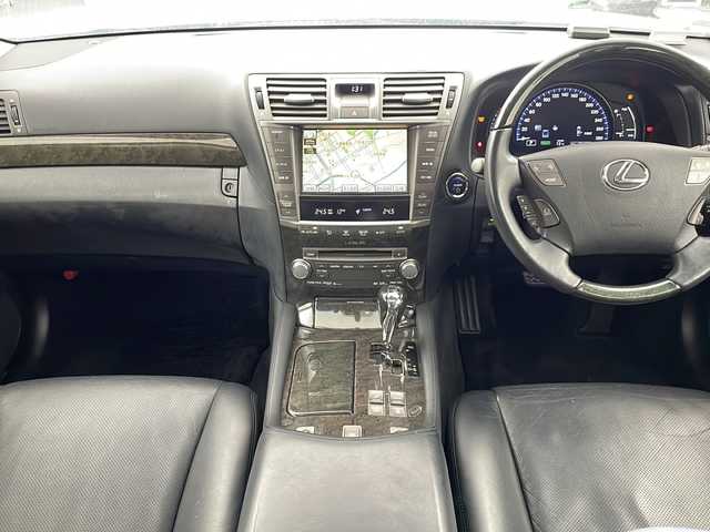 レクサス ＬＳ 600h 道央・札幌 2011(平23)年 5.9万km ホワイトパールクリスタルシャイン ・４WD ハイブリッド/・エアロ　（F.S.R)  /・２１インチアルミ（Calssonタイプ）/・純正メーカーマルチナビ/・DVD.CD.Bluetooth.フルセグ/・ナビTVキャンセラー/・バックカメラ/ムーンルーフ/・レザーシート（メモリー付）/ベンチレーション/・シートヒーター/エアーシート/・エアサス/エアサスコントローラー/・LED３眼ヘッドライト/オートライト/・ドライブレコーダー/ビルトインETC/・ウッドコンビハンドル/ステアリングヒーター/・スマートキー/社外セキュリティ