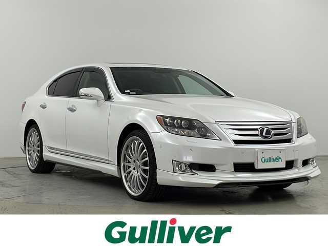レクサス ＬＳ 600h 道央・札幌 2011(平23)年 5.9万km ホワイトパールクリスタルシャイン ・４WD ハイブリッド/・エアロ　（F.S.R)  /・２１インチアルミ（Calssonタイプ）/・純正メーカーマルチナビ/・DVD.CD.Bluetooth.フルセグ/・ナビTVキャンセラー/・バックカメラ/ムーンルーフ/・レザーシート（メモリー付）/ベンチレーション/・シートヒーター/エアーシート/・エアサス/エアサスコントローラー/・LED３眼ヘッドライト/オートライト/・ドライブレコーダー/ビルトインETC/・ウッドコンビハンドル/ステアリングヒーター/・スマートキー/社外セキュリティ