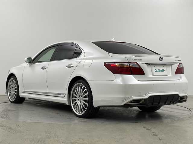 レクサス ＬＳ 600h 道央・札幌 2011(平23)年 5.9万km ホワイトパールクリスタルシャイン ・４WD ハイブリッド/・エアロ　（F.S.R)  /・２１インチアルミ（Calssonタイプ）/・純正メーカーマルチナビ/・DVD.CD.Bluetooth.フルセグ/・ナビTVキャンセラー/・バックカメラ/ムーンルーフ/・レザーシート（メモリー付）/ベンチレーション/・シートヒーター/エアーシート/・エアサス/エアサスコントローラー/・LED３眼ヘッドライト/オートライト/・ドライブレコーダー/ビルトインETC/・ウッドコンビハンドル/ステアリングヒーター/・スマートキー/社外セキュリティ