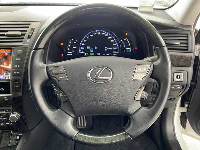 レクサス ＬＳ 600h 道央・札幌 2011(平23)年 5.9万km ホワイトパールクリスタルシャイン ・４WD ハイブリッド/・エアロ　（F.S.R)  /・２１インチアルミ（Calssonタイプ）/・純正メーカーマルチナビ/・DVD.CD.Bluetooth.フルセグ/・ナビTVキャンセラー/・バックカメラ/ムーンルーフ/・レザーシート（メモリー付）/ベンチレーション/・シートヒーター/エアーシート/・エアサス/エアサスコントローラー/・LED３眼ヘッドライト/オートライト/・ドライブレコーダー/ビルトインETC/・ウッドコンビハンドル/ステアリングヒーター/・スマートキー/社外セキュリティ