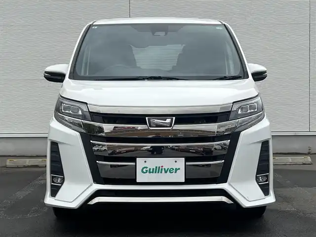 トヨタ ノア Si 秋田県 2017(平29)年 10.3万km ホワイトパールクリスタルシャイン 純正ナビ/衝突軽減システム/４WD/スマートキー/両側パワスラ/フルセグ/フルエアロ/バックカメラ/純正アルミ/ETC/アイドリングストップ/プッシュスタート/レーンキープアシスト/クルーズコントロール/MTモード付AT/ステアリングスイッチ/寒冷地仕様/純正フロアマット/純正ドアバイザー/フリップダウンモニター/パワーステアリング/パワーウィンドウ/オートライト/オートエアコン/電動格納ウィンカーミラー/横滑り防止
