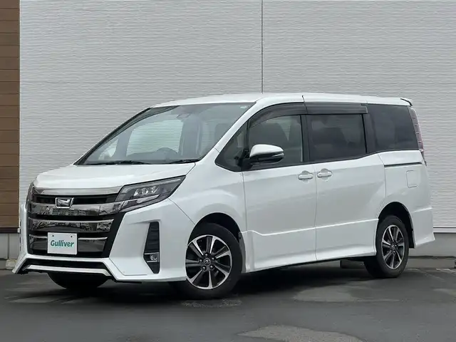 トヨタ ノア Si 秋田県 2017(平29)年 10.3万km ホワイトパールクリスタルシャイン 純正ナビ/衝突軽減システム/４WD/スマートキー/両側パワスラ/フルセグ/フルエアロ/バックカメラ/純正アルミ/ETC/アイドリングストップ/プッシュスタート/レーンキープアシスト/クルーズコントロール/MTモード付AT/ステアリングスイッチ/寒冷地仕様/純正フロアマット/純正ドアバイザー/フリップダウンモニター/パワーステアリング/パワーウィンドウ/オートライト/オートエアコン/電動格納ウィンカーミラー/横滑り防止