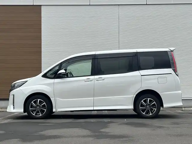 トヨタ ノア Si 秋田県 2017(平29)年 10.3万km ホワイトパールクリスタルシャイン 純正ナビ/衝突軽減システム/４WD/スマートキー/両側パワスラ/フルセグ/フルエアロ/バックカメラ/純正アルミ/ETC/アイドリングストップ/プッシュスタート/レーンキープアシスト/クルーズコントロール/MTモード付AT/ステアリングスイッチ/寒冷地仕様/純正フロアマット/純正ドアバイザー/フリップダウンモニター/パワーステアリング/パワーウィンドウ/オートライト/オートエアコン/電動格納ウィンカーミラー/横滑り防止
