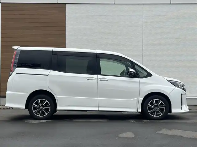 トヨタ ノア Si 秋田県 2017(平29)年 10.3万km ホワイトパールクリスタルシャイン 純正ナビ/衝突軽減システム/４WD/スマートキー/両側パワスラ/フルセグ/フルエアロ/バックカメラ/純正アルミ/ETC/アイドリングストップ/プッシュスタート/レーンキープアシスト/クルーズコントロール/MTモード付AT/ステアリングスイッチ/寒冷地仕様/純正フロアマット/純正ドアバイザー/フリップダウンモニター/パワーステアリング/パワーウィンドウ/オートライト/オートエアコン/電動格納ウィンカーミラー/横滑り防止