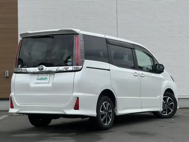 トヨタ ノア Si 秋田県 2017(平29)年 10.3万km ホワイトパールクリスタルシャイン 純正ナビ/衝突軽減システム/４WD/スマートキー/両側パワスラ/フルセグ/フルエアロ/バックカメラ/純正アルミ/ETC/アイドリングストップ/プッシュスタート/レーンキープアシスト/クルーズコントロール/MTモード付AT/ステアリングスイッチ/寒冷地仕様/純正フロアマット/純正ドアバイザー/フリップダウンモニター/パワーステアリング/パワーウィンドウ/オートライト/オートエアコン/電動格納ウィンカーミラー/横滑り防止