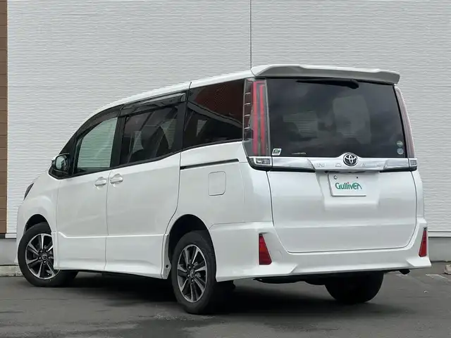 トヨタ ノア Si 秋田県 2017(平29)年 10.3万km ホワイトパールクリスタルシャイン 純正ナビ/衝突軽減システム/４WD/スマートキー/両側パワスラ/フルセグ/フルエアロ/バックカメラ/純正アルミ/ETC/アイドリングストップ/プッシュスタート/レーンキープアシスト/クルーズコントロール/MTモード付AT/ステアリングスイッチ/寒冷地仕様/純正フロアマット/純正ドアバイザー/フリップダウンモニター/パワーステアリング/パワーウィンドウ/オートライト/オートエアコン/電動格納ウィンカーミラー/横滑り防止