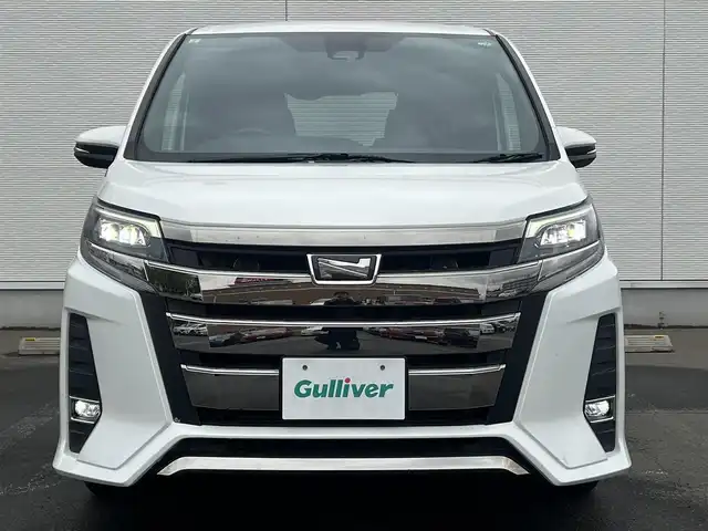 トヨタ ノア Si 秋田県 2017(平29)年 10.3万km ホワイトパールクリスタルシャイン 純正ナビ/衝突軽減システム/４WD/スマートキー/両側パワスラ/フルセグ/フルエアロ/バックカメラ/純正アルミ/ETC/アイドリングストップ/プッシュスタート/レーンキープアシスト/クルーズコントロール/MTモード付AT/ステアリングスイッチ/寒冷地仕様/純正フロアマット/純正ドアバイザー/フリップダウンモニター/パワーステアリング/パワーウィンドウ/オートライト/オートエアコン/電動格納ウィンカーミラー/横滑り防止