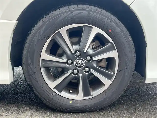 トヨタ ノア Si 秋田県 2017(平29)年 10.3万km ホワイトパールクリスタルシャイン 純正ナビ/衝突軽減システム/４WD/スマートキー/両側パワスラ/フルセグ/フルエアロ/バックカメラ/純正アルミ/ETC/アイドリングストップ/プッシュスタート/レーンキープアシスト/クルーズコントロール/MTモード付AT/ステアリングスイッチ/寒冷地仕様/純正フロアマット/純正ドアバイザー/フリップダウンモニター/パワーステアリング/パワーウィンドウ/オートライト/オートエアコン/電動格納ウィンカーミラー/横滑り防止