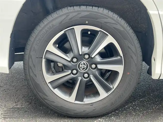 トヨタ ノア Si 秋田県 2017(平29)年 10.3万km ホワイトパールクリスタルシャイン 純正ナビ/衝突軽減システム/４WD/スマートキー/両側パワスラ/フルセグ/フルエアロ/バックカメラ/純正アルミ/ETC/アイドリングストップ/プッシュスタート/レーンキープアシスト/クルーズコントロール/MTモード付AT/ステアリングスイッチ/寒冷地仕様/純正フロアマット/純正ドアバイザー/フリップダウンモニター/パワーステアリング/パワーウィンドウ/オートライト/オートエアコン/電動格納ウィンカーミラー/横滑り防止