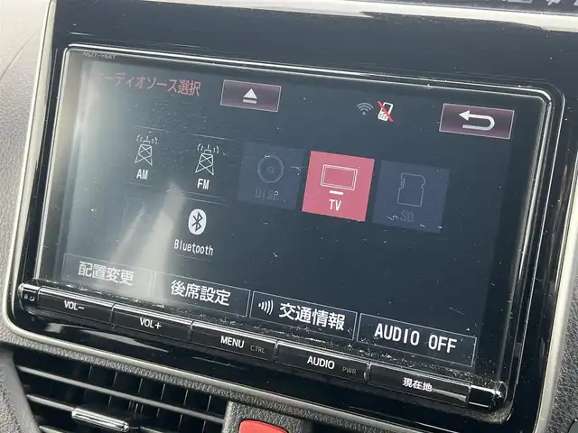 トヨタ ノア Si 秋田県 2017(平29)年 10.3万km ホワイトパールクリスタルシャイン 純正ナビ/衝突軽減システム/４WD/スマートキー/両側パワスラ/フルセグ/フルエアロ/バックカメラ/純正アルミ/ETC/アイドリングストップ/プッシュスタート/レーンキープアシスト/クルーズコントロール/MTモード付AT/ステアリングスイッチ/寒冷地仕様/純正フロアマット/純正ドアバイザー/フリップダウンモニター/パワーステアリング/パワーウィンドウ/オートライト/オートエアコン/電動格納ウィンカーミラー/横滑り防止