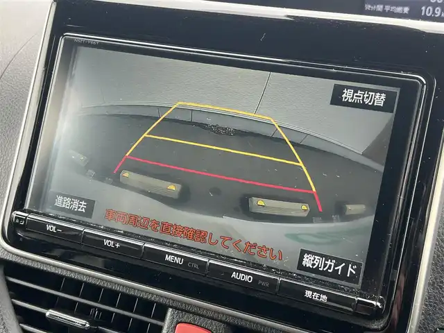 トヨタ ノア Si 秋田県 2017(平29)年 10.3万km ホワイトパールクリスタルシャイン 純正ナビ/衝突軽減システム/４WD/スマートキー/両側パワスラ/フルセグ/フルエアロ/バックカメラ/純正アルミ/ETC/アイドリングストップ/プッシュスタート/レーンキープアシスト/クルーズコントロール/MTモード付AT/ステアリングスイッチ/寒冷地仕様/純正フロアマット/純正ドアバイザー/フリップダウンモニター/パワーステアリング/パワーウィンドウ/オートライト/オートエアコン/電動格納ウィンカーミラー/横滑り防止