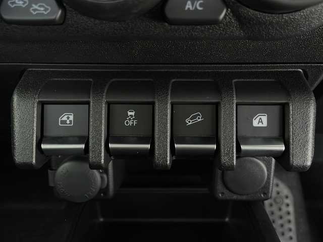 スズキ ジムニー XC 長野県 2024(令6)年 0.1万km未満 ブルーイッシュブラックパール3 4WD/ワンオーナー/クルーズコントロール/車線逸脱警報/衝突軽減ブレーキ/後方コーナーセンサー/センターデフロック/ダウンヒルアシストコントロール/アイドリングストップ/ステアリングスイッチ/LEDヘッドライト/オートライト/フロントフォグランプ/電動格納ミラー/ウィンカーミラー/ドアミラーヒーター/純正16インチAW装着/プッシュスタート/スマートキー/取扱説明書/保証書
