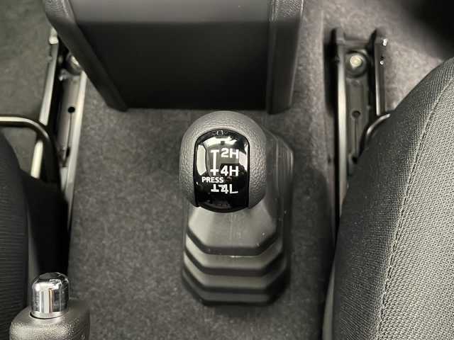 スズキ ジムニー XC 長野県 2024(令6)年 0.1万km未満 ブルーイッシュブラックパール3 4WD/ワンオーナー/クルーズコントロール/車線逸脱警報/衝突軽減ブレーキ/後方コーナーセンサー/センターデフロック/ダウンヒルアシストコントロール/アイドリングストップ/ステアリングスイッチ/LEDヘッドライト/オートライト/フロントフォグランプ/電動格納ミラー/ウィンカーミラー/ドアミラーヒーター/純正16インチAW装着/プッシュスタート/スマートキー/取扱説明書/保証書