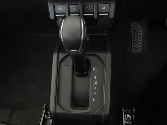 スズキ ジムニー XC 長野県 2024(令6)年 0.1万km未満 ブルーイッシュブラックパール3 4WD/ワンオーナー/クルーズコントロール/車線逸脱警報/衝突軽減ブレーキ/後方コーナーセンサー/センターデフロック/ダウンヒルアシストコントロール/アイドリングストップ/ステアリングスイッチ/LEDヘッドライト/オートライト/フロントフォグランプ/電動格納ミラー/ウィンカーミラー/ドアミラーヒーター/純正16インチAW装着/プッシュスタート/スマートキー/取扱説明書/保証書