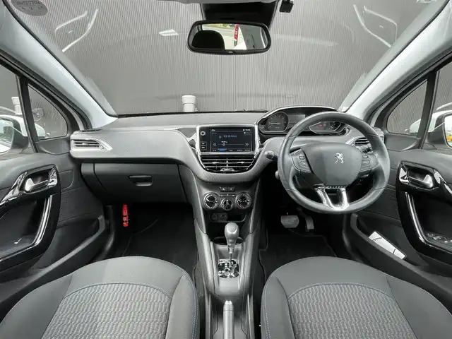プジョー ２０８ シグネチャー 長野県 2019(平31)年 2.7万km ビアンカホワイト ｃａｒｐｌａｙ　/ミラーリンク-ａｎｄｒｏｉｄ　/Ｂカメラ　/シティブレーキ　/ＥＴＣ　/パークセンサー　/ＬＥＤヘッドライト　/純正ＡＷ１６インチ