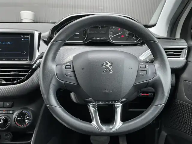 プジョー ２０８ シグネチャー 長野県 2019(平31)年 2.7万km ビアンカホワイト ｃａｒｐｌａｙ　/ミラーリンク-ａｎｄｒｏｉｄ　/Ｂカメラ　/シティブレーキ　/ＥＴＣ　/パークセンサー　/ＬＥＤヘッドライト　/純正ＡＷ１６インチ