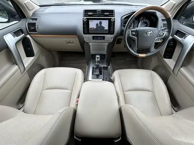トヨタ ランドクルーザー プラド TX Lパッケージ 東京都 2019(平31)年 2.1万km ホワイトパールクリスタルシャイン ワンオーナー/メーカーオプションナビ（8インチ）/・Bluetoothオーディオ/USBオーディオ/・DVD/Blu-ray/フルセグTV/マルチテレインモニター/電動ムーンルーフ/純正19インチアルミホイール/クリアランスソナー&バックソナー/木目調・本革巻きステアリングホイール/Toyota Safety Sense/ビルトインETC2.0/取扱説明書/保証書/スペアキー1本