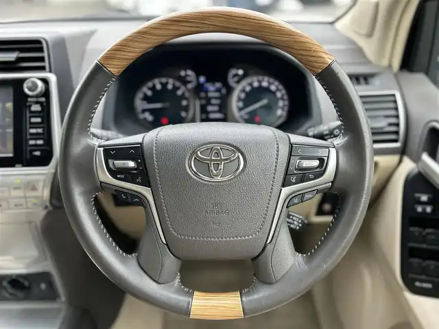 トヨタ ランドクルーザー プラド TX Lパッケージ 東京都 2019(平31)年 2.1万km ホワイトパールクリスタルシャイン ワンオーナー/メーカーオプションナビ（8インチ）/・Bluetoothオーディオ/USBオーディオ/・DVD/Blu-ray/フルセグTV/マルチテレインモニター/電動ムーンルーフ/純正19インチアルミホイール/クリアランスソナー&バックソナー/木目調・本革巻きステアリングホイール/Toyota Safety Sense/ビルトインETC2.0/取扱説明書/保証書/スペアキー1本