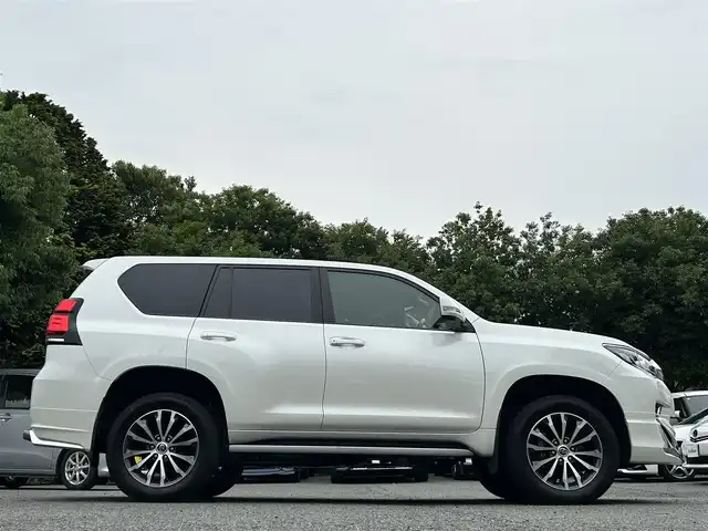 トヨタ ランドクルーザー プラド TX Lパッケージ 東京都 2019(平31)年 2.1万km ホワイトパールクリスタルシャイン ワンオーナー/メーカーオプションナビ（8インチ）/・Bluetoothオーディオ/USBオーディオ/・DVD/Blu-ray/フルセグTV/マルチテレインモニター/電動ムーンルーフ/純正19インチアルミホイール/クリアランスソナー&バックソナー/木目調・本革巻きステアリングホイール/Toyota Safety Sense/ビルトインETC2.0/取扱説明書/保証書/スペアキー1本