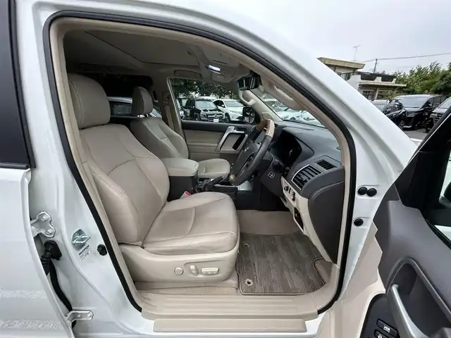 トヨタ ランドクルーザー プラド TX Lパッケージ 東京都 2019(平31)年 2.1万km ホワイトパールクリスタルシャイン ワンオーナー/メーカーオプションナビ（8インチ）/・Bluetoothオーディオ/USBオーディオ/・DVD/Blu-ray/フルセグTV/マルチテレインモニター/電動ムーンルーフ/純正19インチアルミホイール/クリアランスソナー&バックソナー/木目調・本革巻きステアリングホイール/Toyota Safety Sense/ビルトインETC2.0/取扱説明書/保証書/スペアキー1本