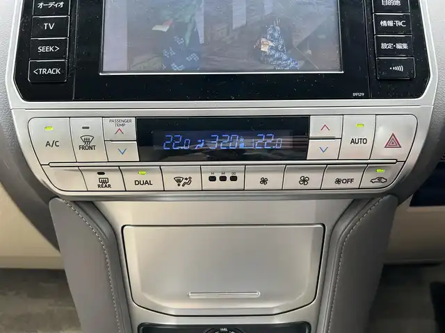 トヨタ ランドクルーザー プラド TX Lパッケージ 東京都 2019(平31)年 2.1万km ホワイトパールクリスタルシャイン ワンオーナー/メーカーオプションナビ（8インチ）/・Bluetoothオーディオ/USBオーディオ/・DVD/Blu-ray/フルセグTV/マルチテレインモニター/電動ムーンルーフ/純正19インチアルミホイール/クリアランスソナー&バックソナー/木目調・本革巻きステアリングホイール/Toyota Safety Sense/ビルトインETC2.0/取扱説明書/保証書/スペアキー1本