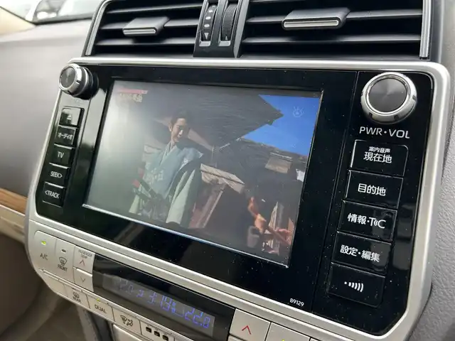トヨタ ランドクルーザー プラド TX Lパッケージ 東京都 2019(平31)年 2.1万km ホワイトパールクリスタルシャイン ワンオーナー/メーカーオプションナビ（8インチ）/・Bluetoothオーディオ/USBオーディオ/・DVD/Blu-ray/フルセグTV/マルチテレインモニター/電動ムーンルーフ/純正19インチアルミホイール/クリアランスソナー&バックソナー/木目調・本革巻きステアリングホイール/Toyota Safety Sense/ビルトインETC2.0/取扱説明書/保証書/スペアキー1本