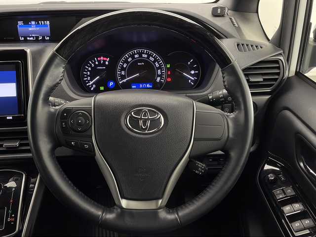 トヨタ エスクァイア Gi 宮崎県 2018(平30)年 3.2万km ホワイトパールクリスタルシャイン Toyota Safety Sense/〇プリクラシュセーフティ/〇レーンディパーチャーアラート/〇オートマチックハイビーム/〇コーナーセンサー/〇先行車発進告知/純正9インチSDナビ/フルセグTV/CD/DVD/Bluetooth/バックカメラ/純正12.1インチ後席ディスプレイ（V12T-R68C)/両側パワースライドドア/クルーズコントロール/黒レザーシート/シートヒーター/LEDヘッドライト/ビルトインETC2.0/純正15インチAW/アイドリングストップ/前後ドライブレコーダー/スマートキー×２/保証書/取扱説明書/ナビ取扱説明書